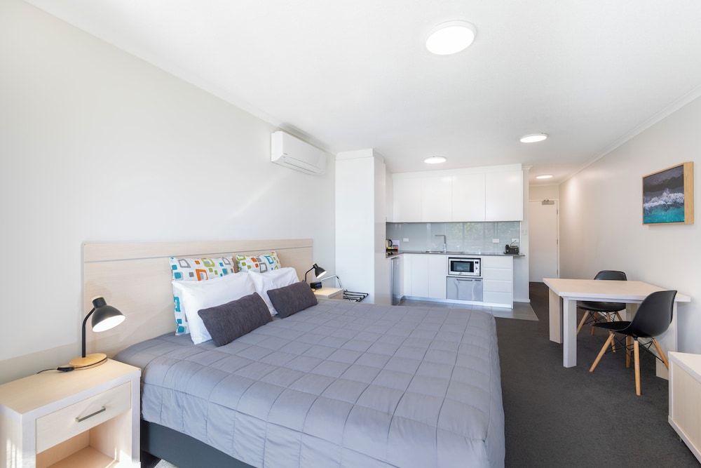 The Landmark Resort Nelson Bay Deluxe Studio, 1 King Bed, Kitchenette, Partial Ocean View 2
