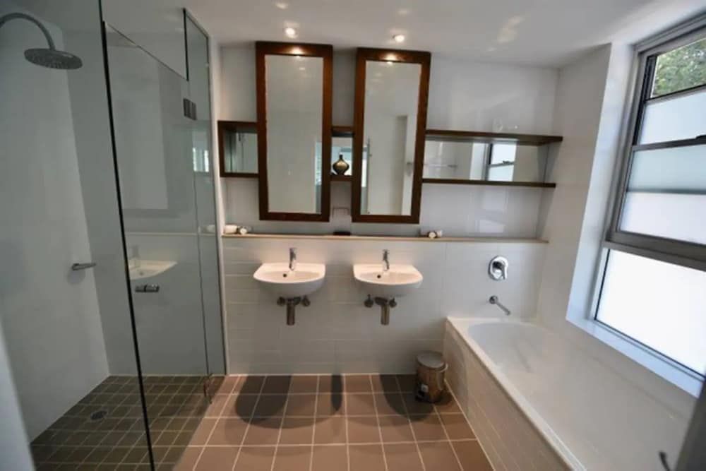 East on Byron Penthouse (Bay) 4