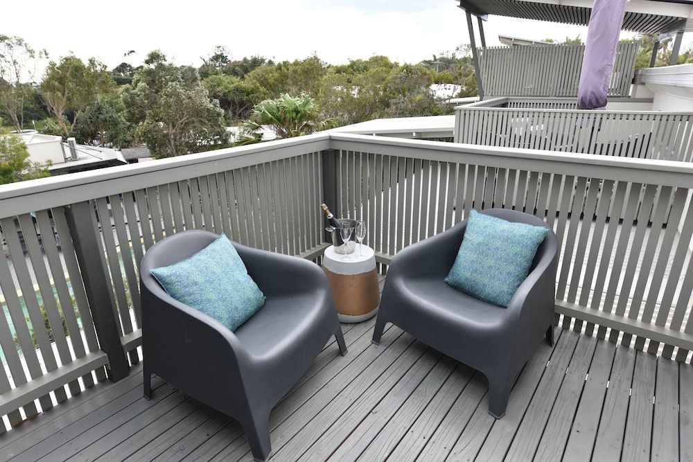 East on Byron Villa, Terrace 7