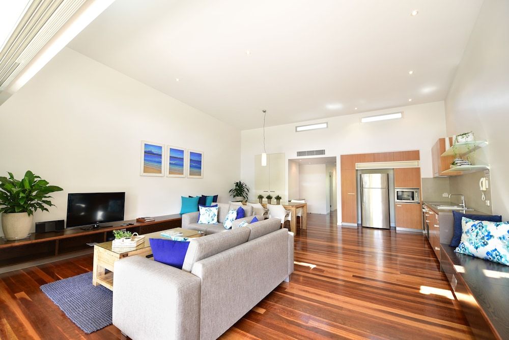 East on Byron Villa, Terrace 10