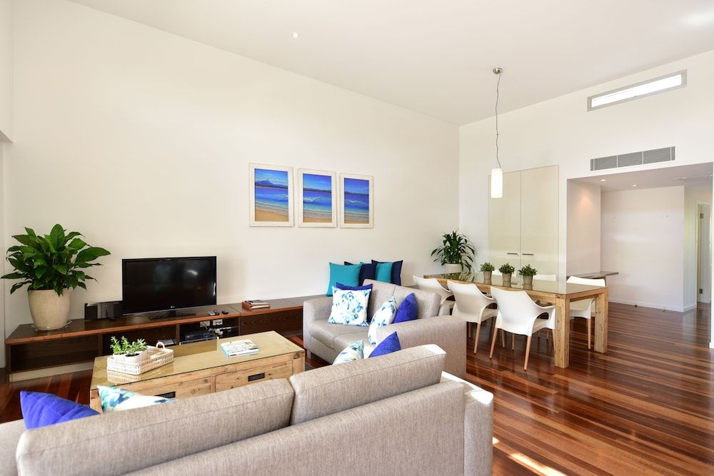 East on Byron Villa, Terrace 9