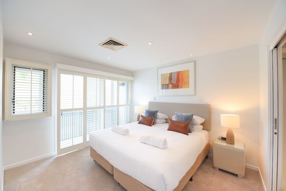 East on Byron Villa, Terrace 5