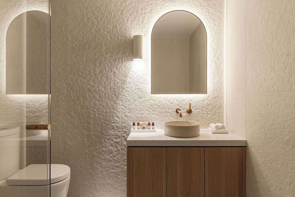 The Lord Byron Deluxe Room, 1 King Bed 6