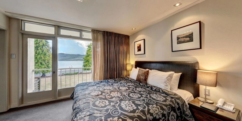 Deluxe Lakeview Suite