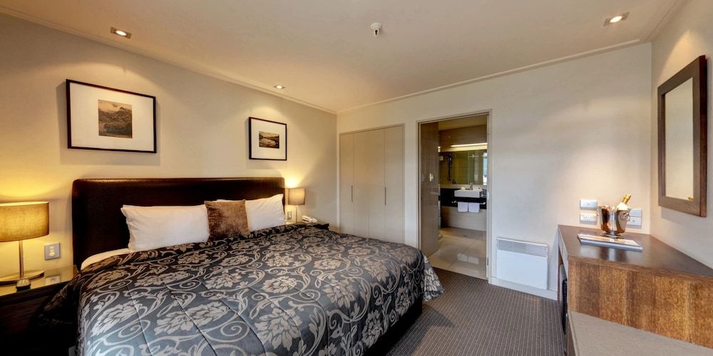 Deluxe Lakeview Suite
