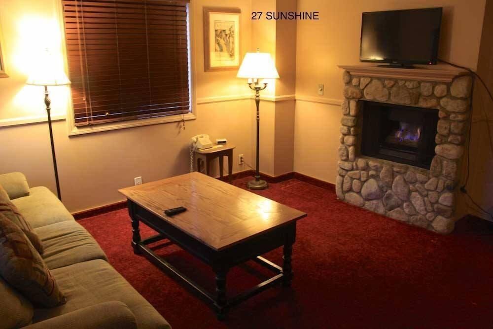 Saddleback Inn Suite, 1 King Bed ( with either Sofa Sleeper or 2 Twin Rollaways) AC in Bedroom only 3