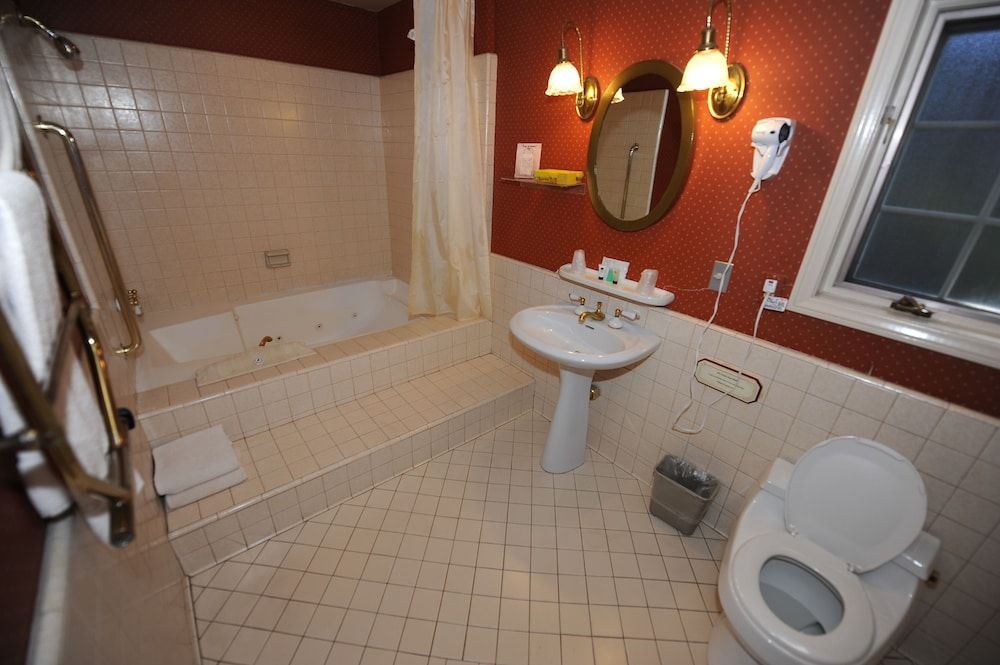 Saddleback Inn Suite, 1 King Bed ( with either Sofa Sleeper or 2 Twin Rollaways) AC in Bedroom only