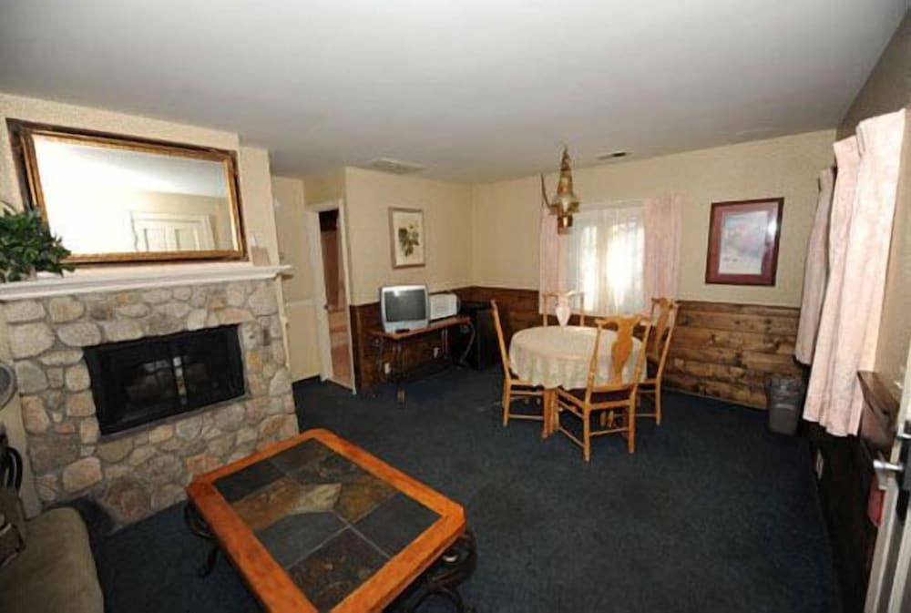 Saddleback Inn Suite, 1 King Bed ( with either Sofa Sleeper or 2 Twin Rollaways) AC in Bedroom only 4