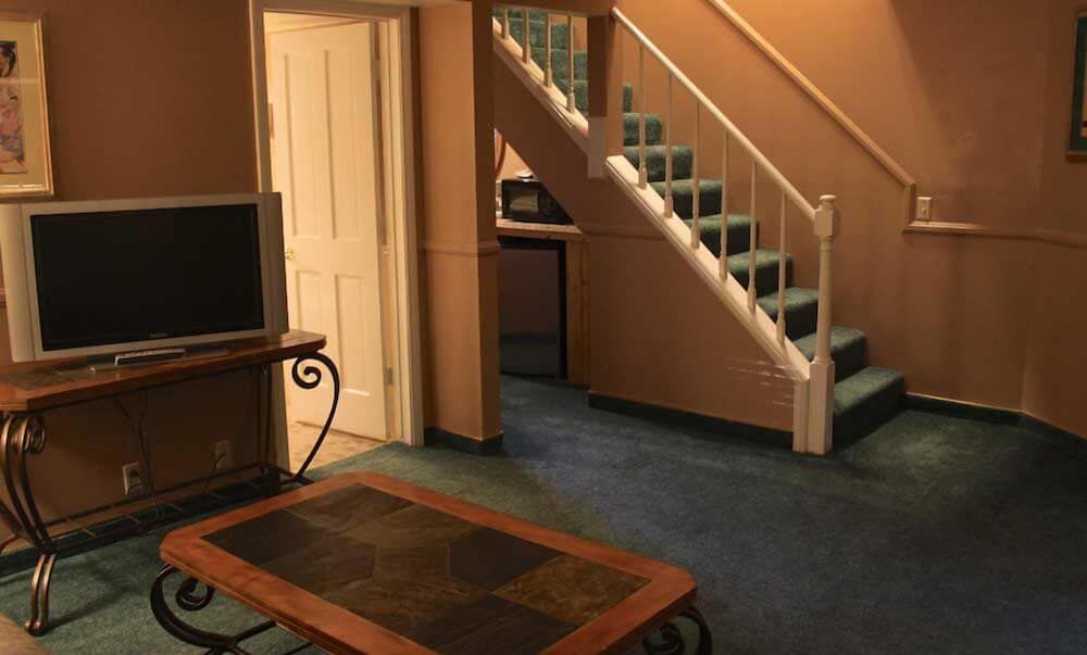 Saddleback Inn Suite, 1 King Bed ( with either Sofa Sleeper or 2 Twin Rollaways) AC in Bedroom only 6