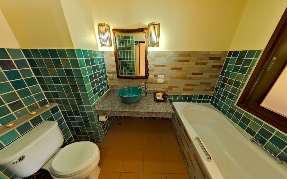 Deep soaking bathtub