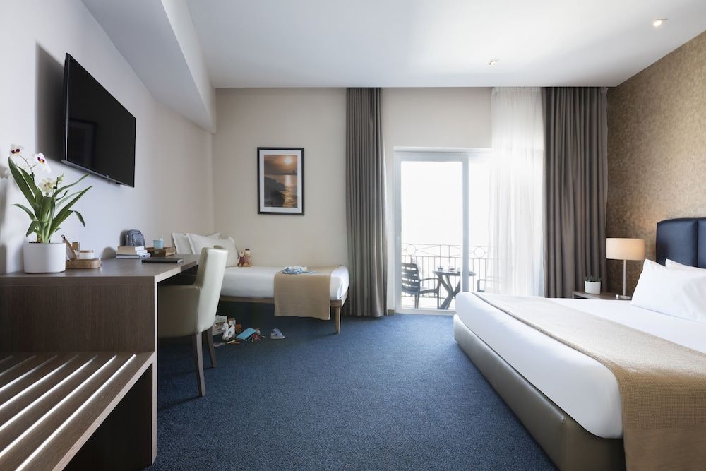 Waterfront Family Room 2