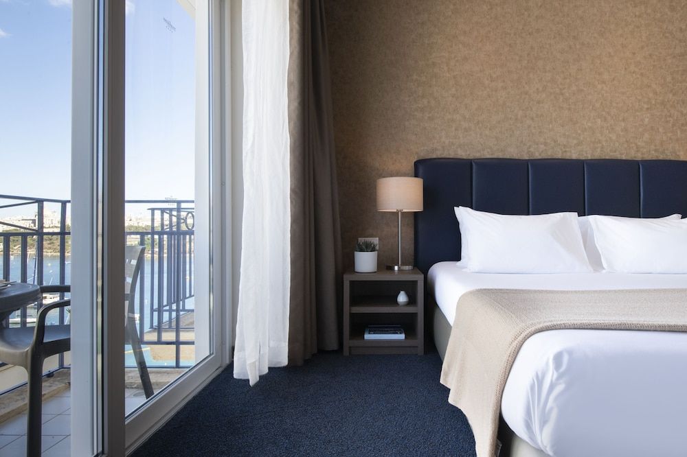 Waterfront Family Room 3