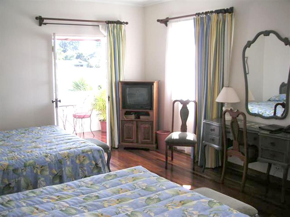 Deluxe Single Room, 2 Queen Beds, Patio, Garden View