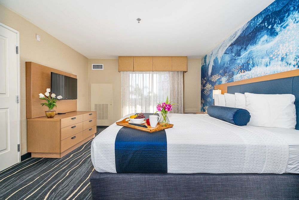 Best Western Plus Marina Gateway Hotel Suite, 1 King Bed, Accessible, Bathtub (with Sofabed)