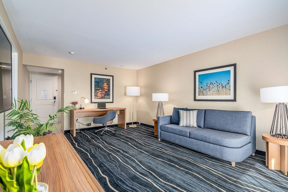 Best Western Plus Marina Gateway Hotel Suite, 1 King Bed, Accessible, Bathtub (with Sofabed) 6