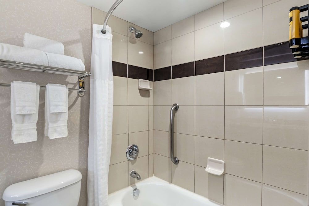 Best Western Plus Marina Gateway Hotel Suite, 1 King Bed, Accessible, Bathtub (with Sofabed) 5