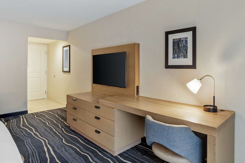 Best Western Plus Marina Gateway Hotel Standard Room, 1 King Bed, Non Smoking, Balcony 9