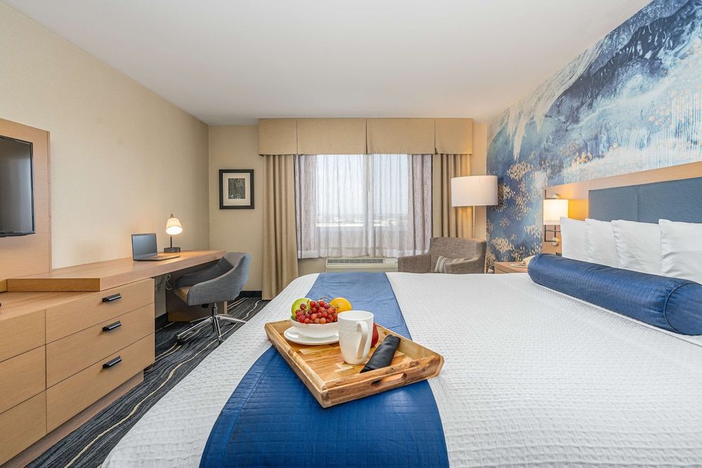 Best Western Plus Marina Gateway Hotel Standard Room, 1 King Bed, Non Smoking, Balcony