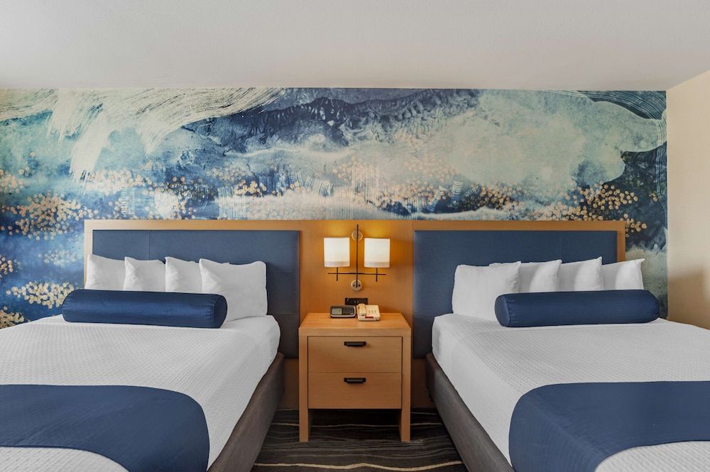 Best Western Plus Marina Gateway Hotel Standard Room, 2 Queen Beds, Non Smoking, Refrigerator & Microwave 5