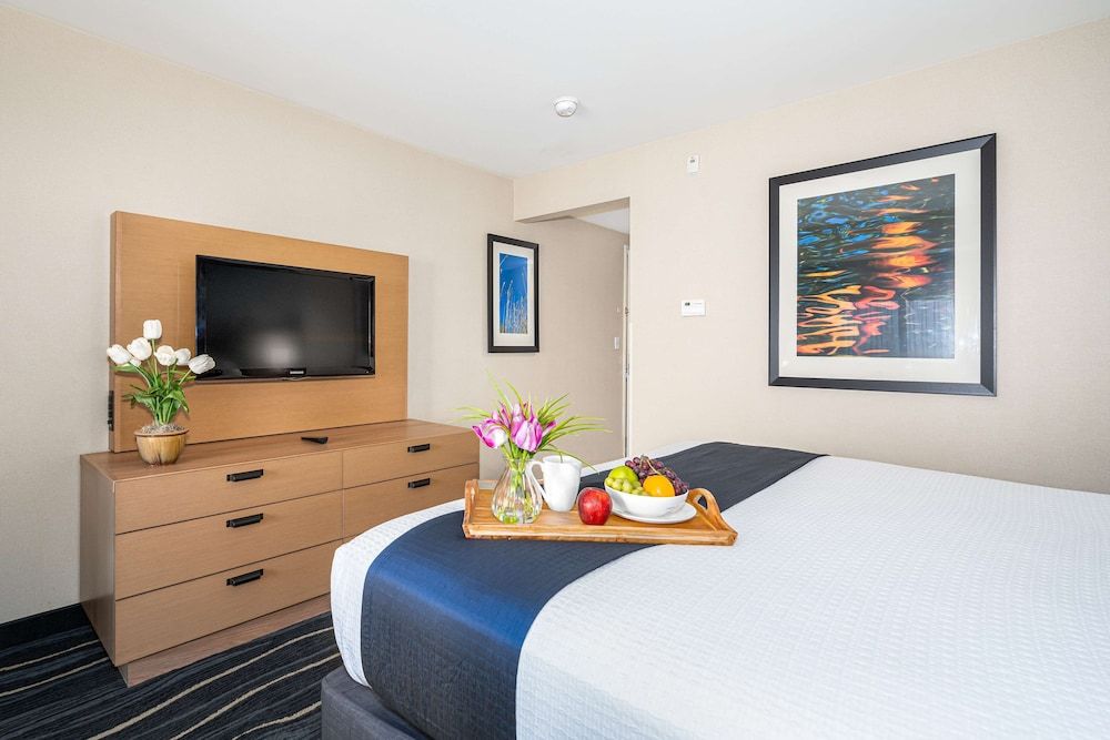 Best Western Plus Marina Gateway Hotel Standard Room, 1 King Bed, Non Smoking, Balcony 3