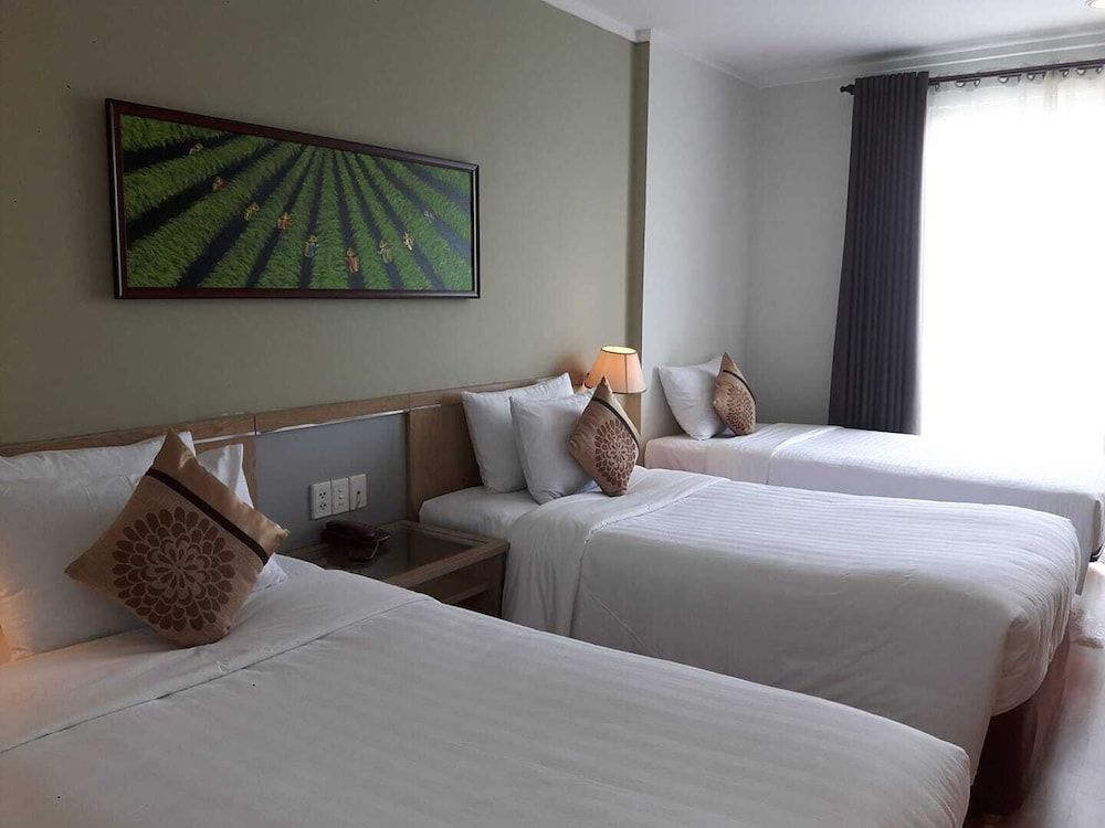 Deluxe Parkview triple room with 3 single beds