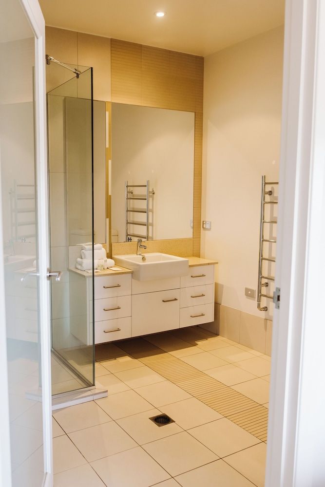 York Cove Hotel Deluxe Hotel Room 6