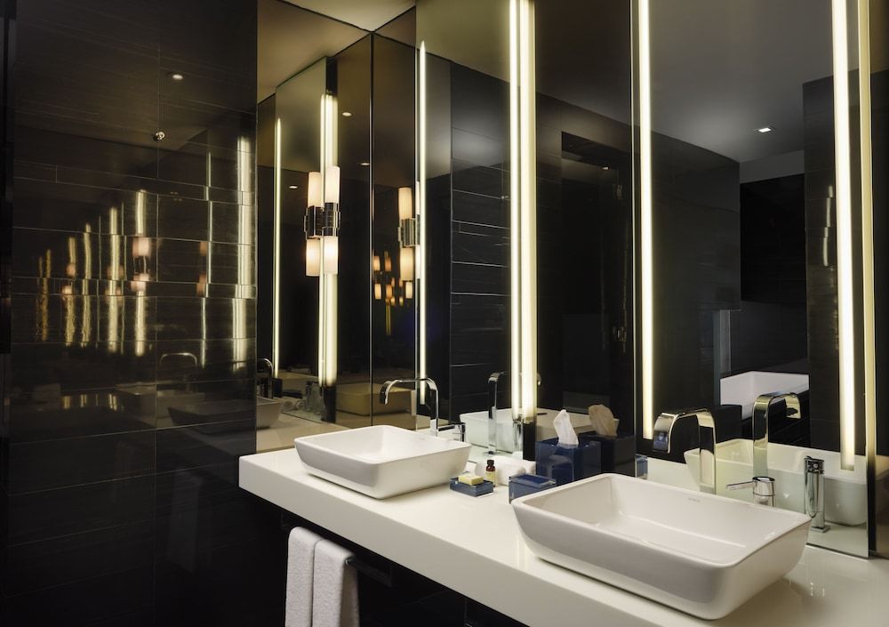 Premium Suite (Centric, Large Suite)