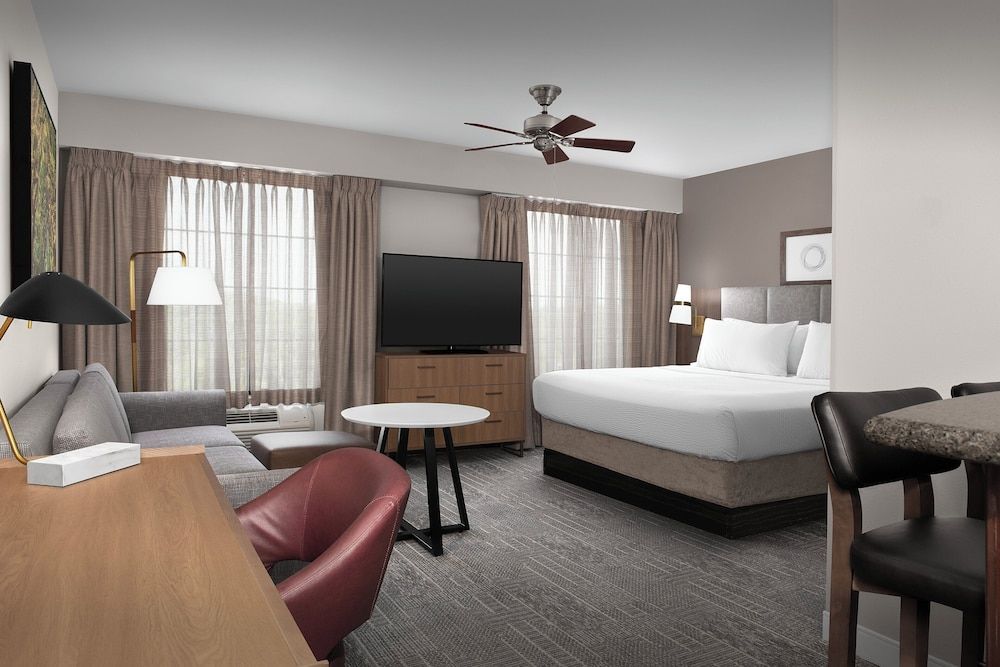 Studio Suite, 1 King Bed, Kitchen