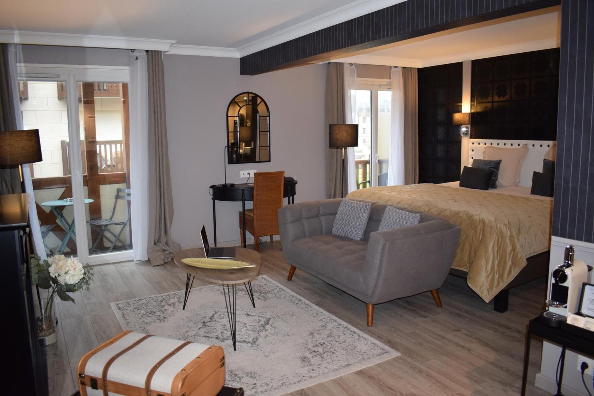 Signature lounge couture room