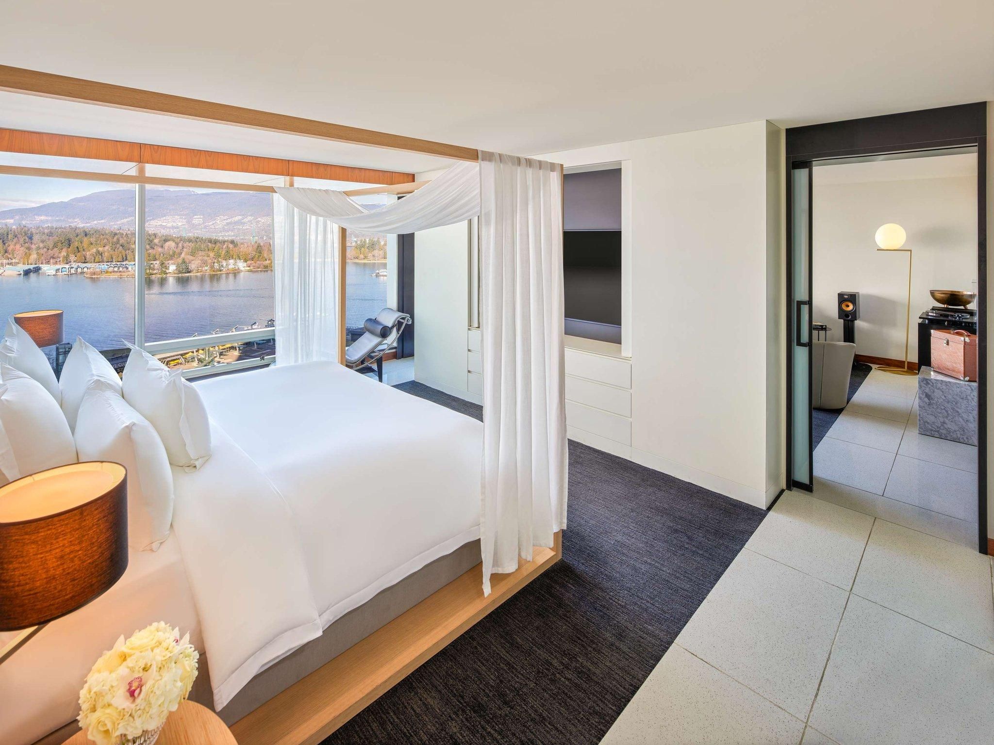Signature Harbour View Suite 1 King, Best Stanley Park and Harbour Views, 2 Bathrooms