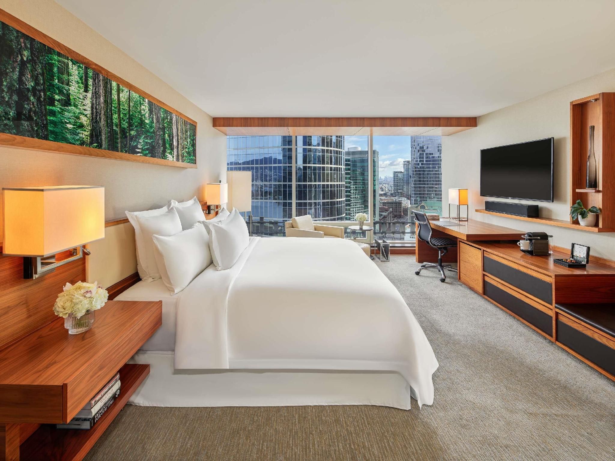 Deluxe City View Room with King Bed