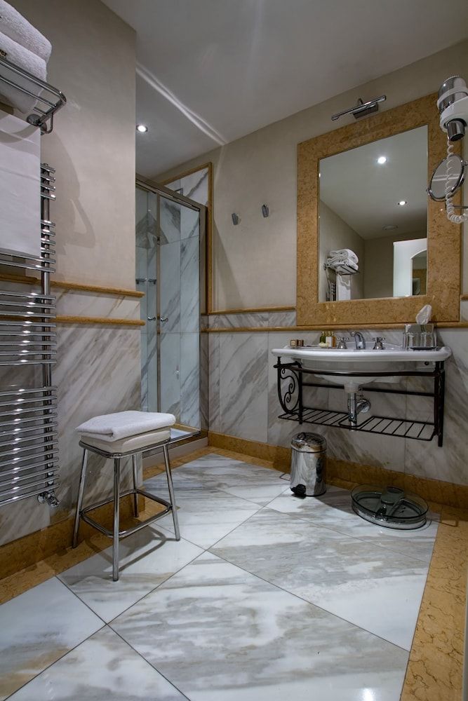 Golden Tower Hotel & Spa Classic Room, 1 Double or 2 Twin Beds 6