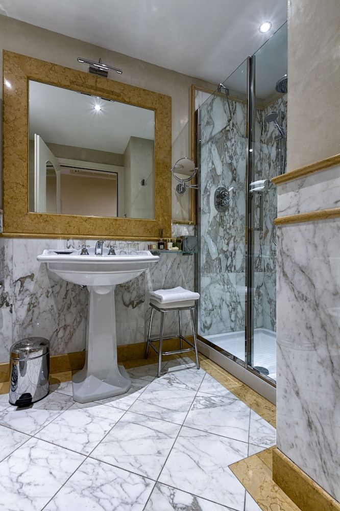 Golden Tower Hotel & Spa Classic Room, 1 Double or 2 Twin Beds 5