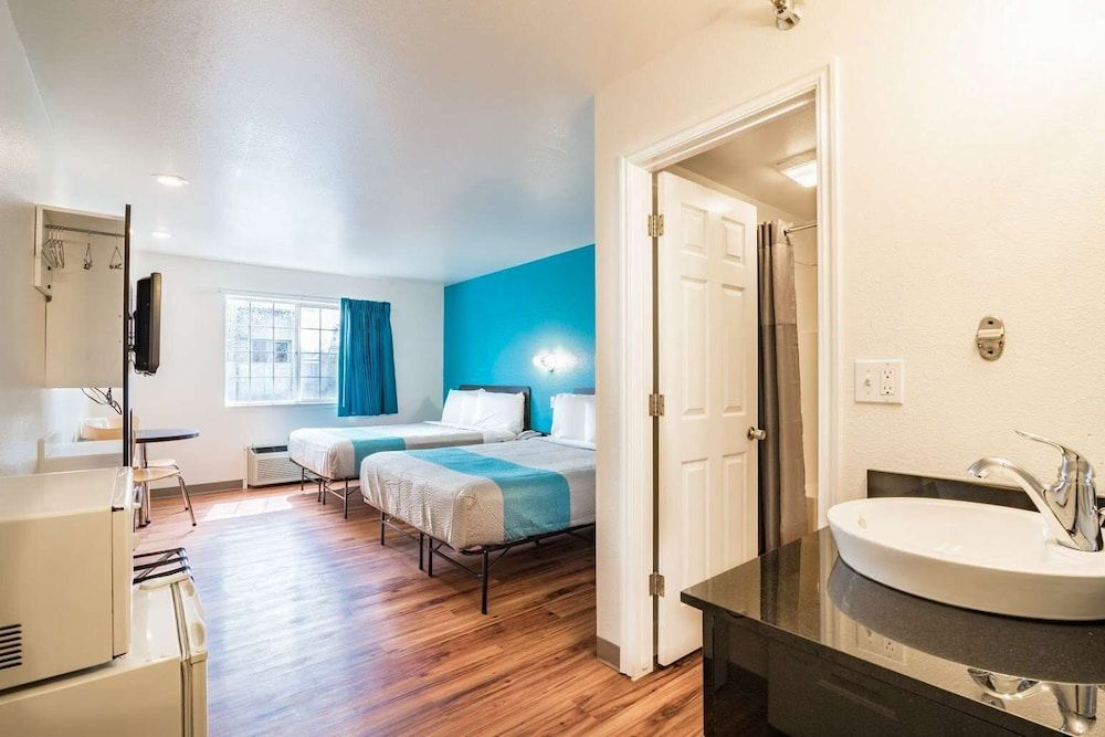 Motel 6 Rigby, ID Deluxe Room, 2 Queen Beds, Non Smoking, Refrigerator & Microwave 4