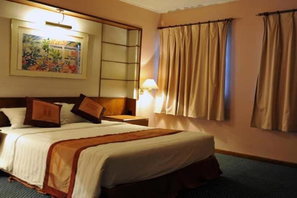 Hanoi Heritage Hotel Deluxe Room 2