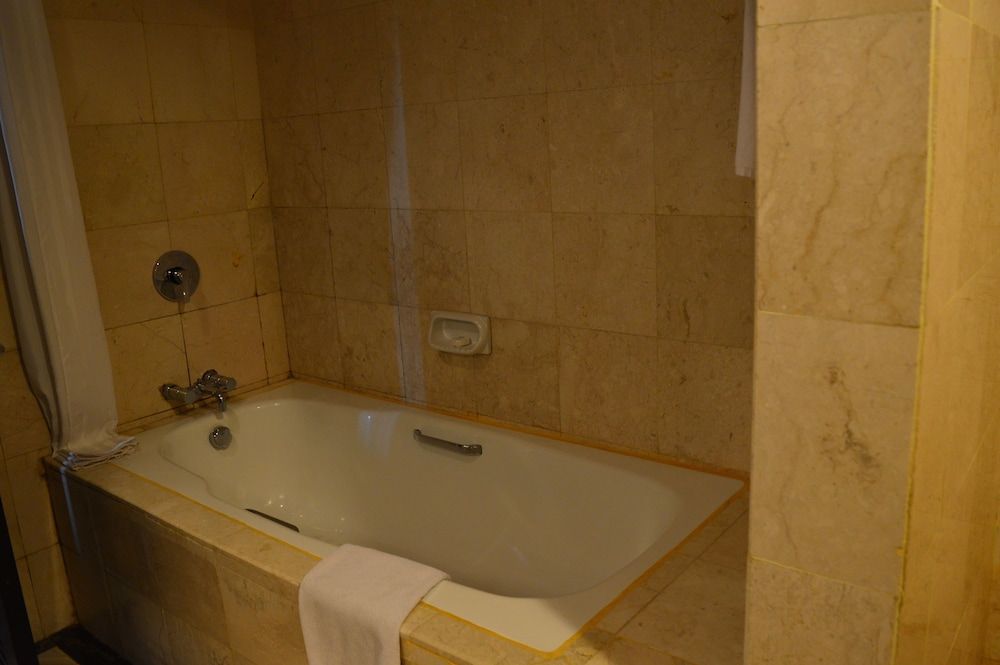Swiss-Belhotel Papua Executive Suite (Balcony) 4