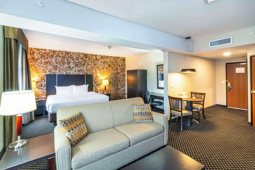Suite, 1 King Bed with Sofa bed, Accessible, Non Smoking