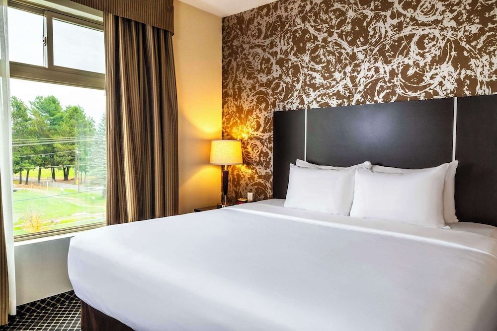 Suite, 1 King Bed with Sofa bed, Non Smoking