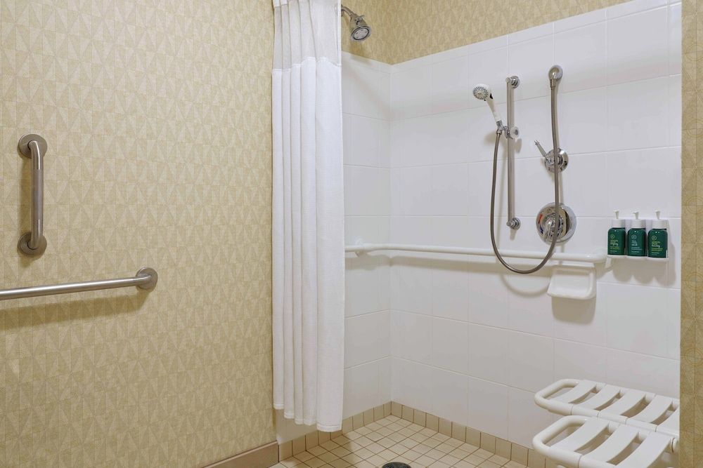 Suite, 1 Bedroom (Mobility/Hearing Access, Roll-In Shwr)