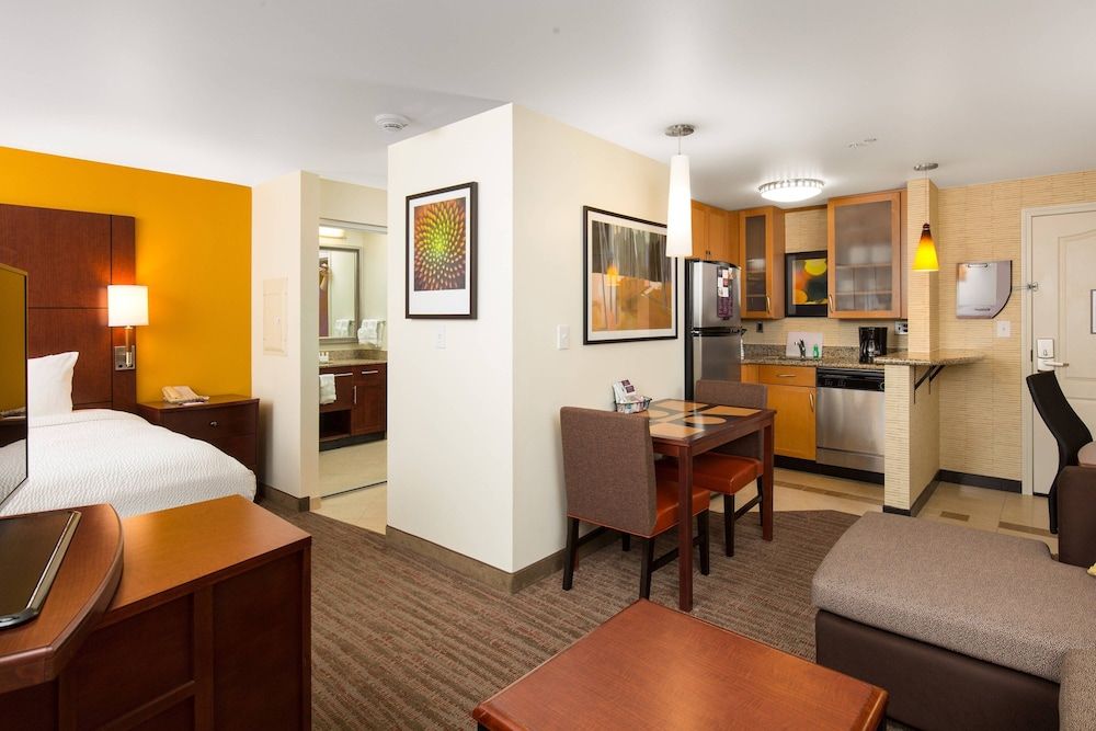 Studio Suite, 1 King Bed with Sofa bed (Mobility Accessible, Tub)