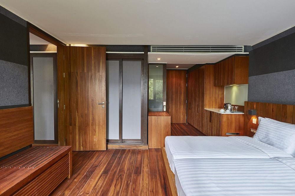 LUXX Langsuan Hotel Studio Room (King Size Bed) 3