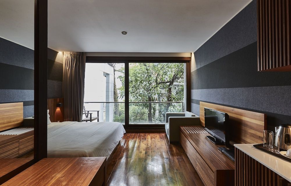 LUXX Langsuan Hotel Studio Room (King Size Bed) 5