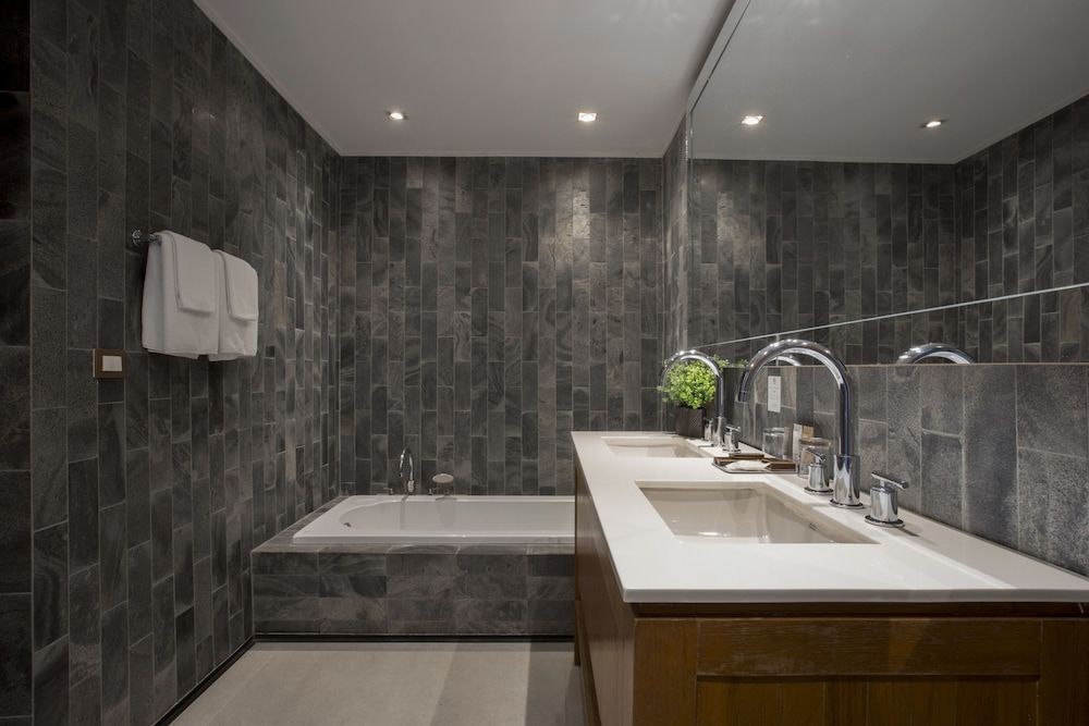 Deep soaking bathtub