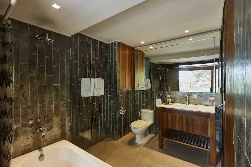 LUXX Langsuan Hotel Studio Room (King Size Bed) 7