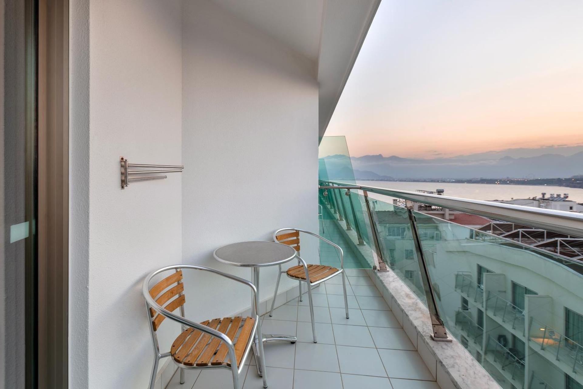 Deluxe Room, Side Sea View