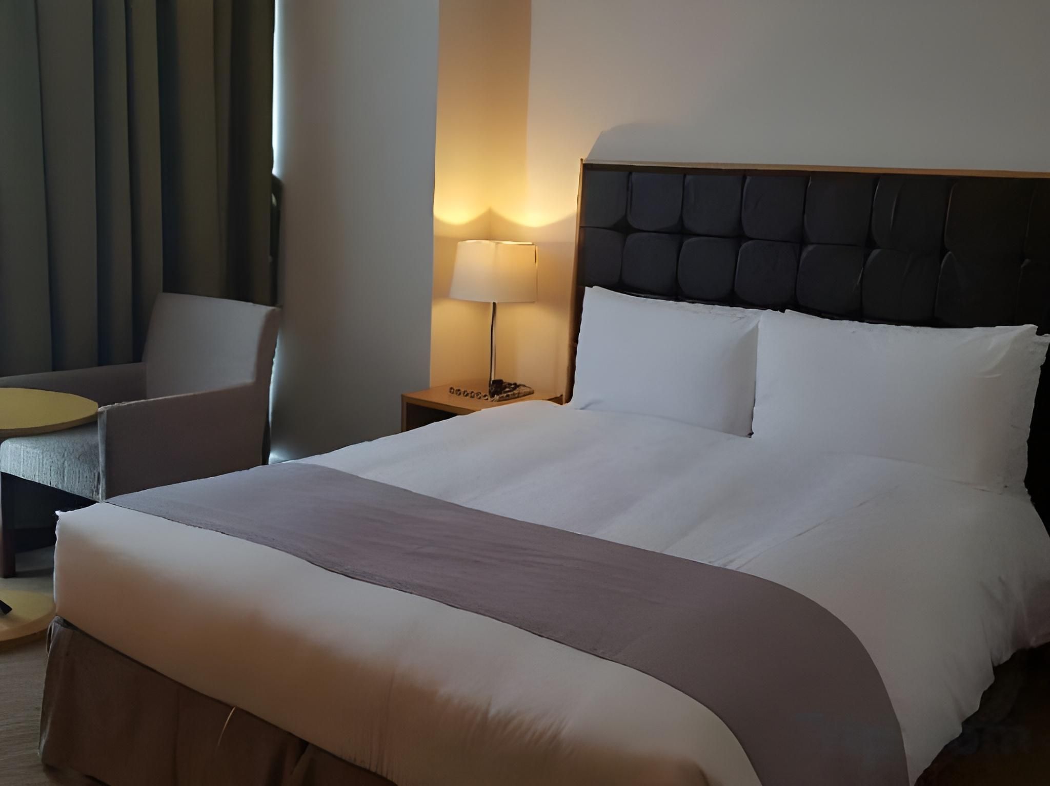 Accessibility - 1 Queen, Roll-in Shower, Lower Floors, Nonsmoking