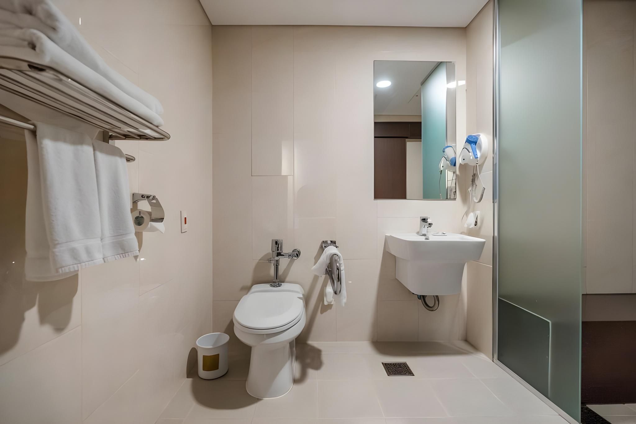 Accessibility - 1 Queen, Roll-in Shower, Lower Floors, Nonsmoking