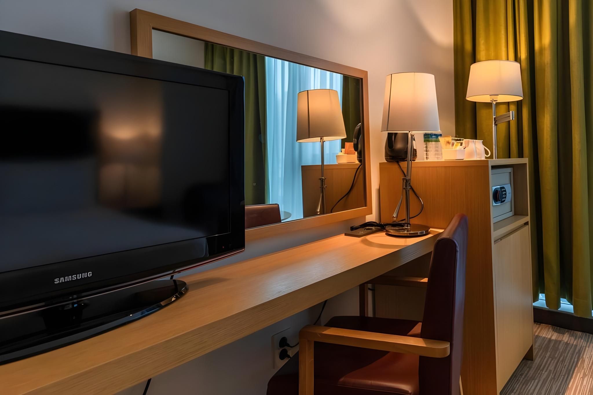 Accessibility - 1 Queen, Roll-in Shower, Lower Floors, Nonsmoking