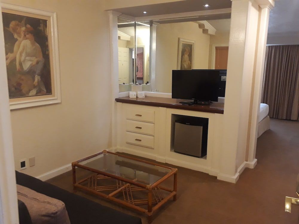 Country Plaza Junior Suite 11