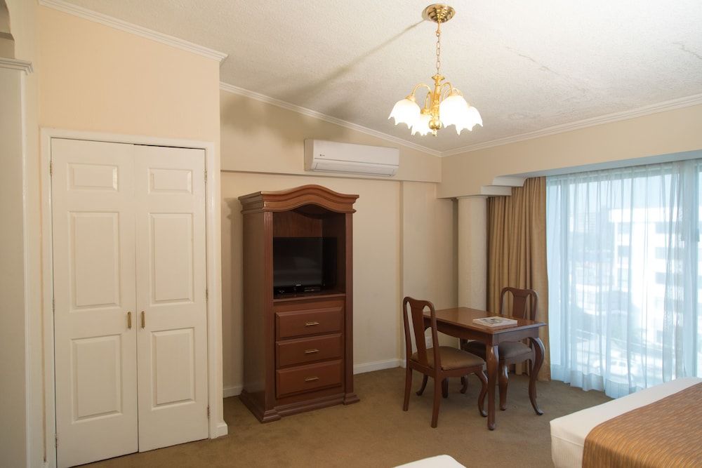 Country Plaza Junior Suite 12